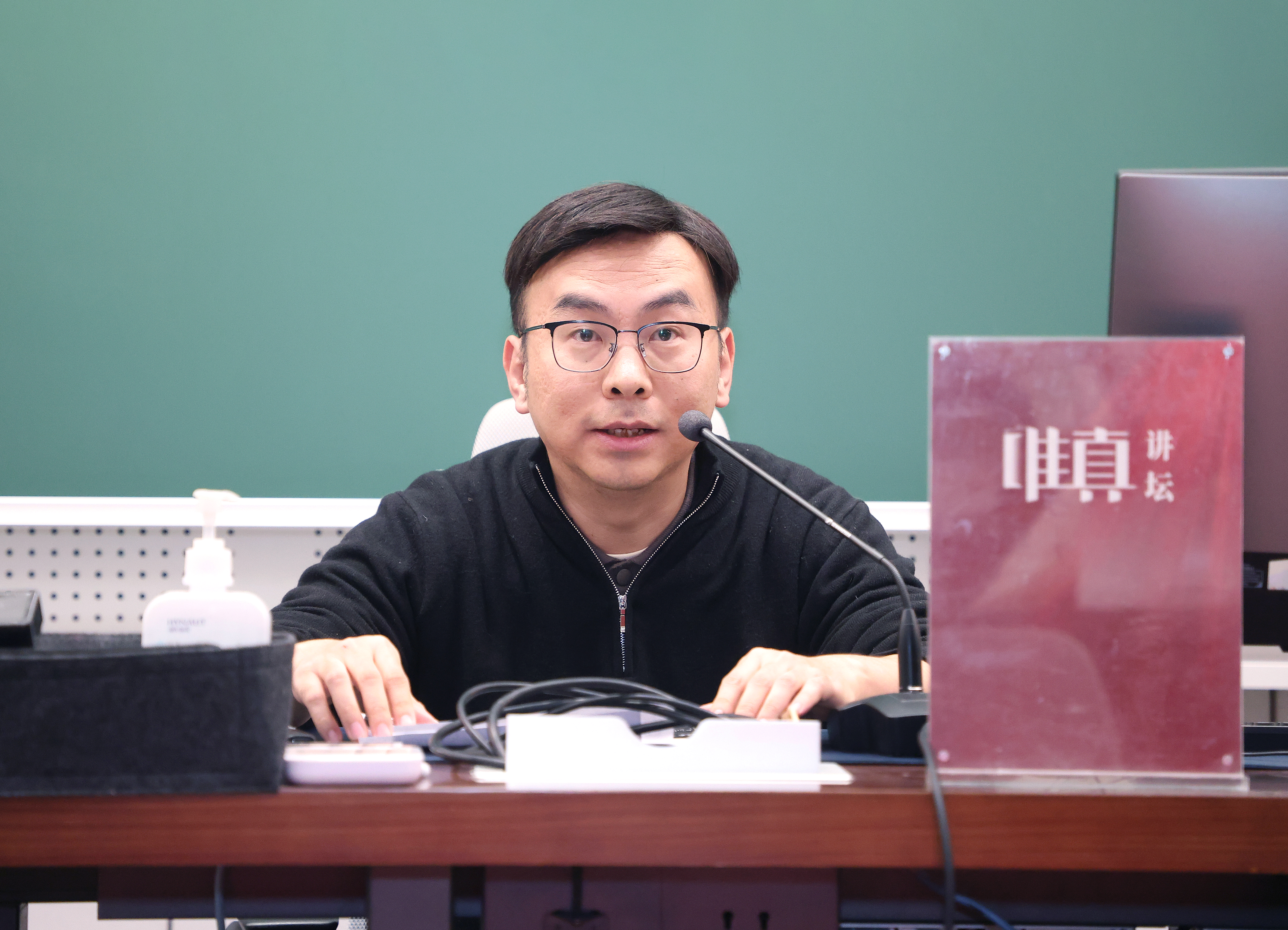 20251126-唯真讲坛-赵青松-屠凯作报告.JPG