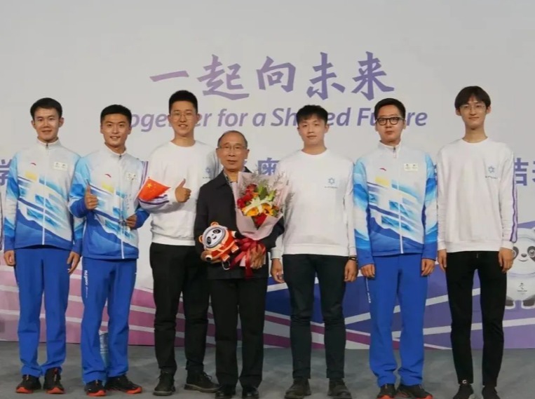 20230704-导师导员齐合力，共书育人新篇章——记辅导员们的师门故事-院系供图-肖贵清老师与师门中的冬奥志愿者.png