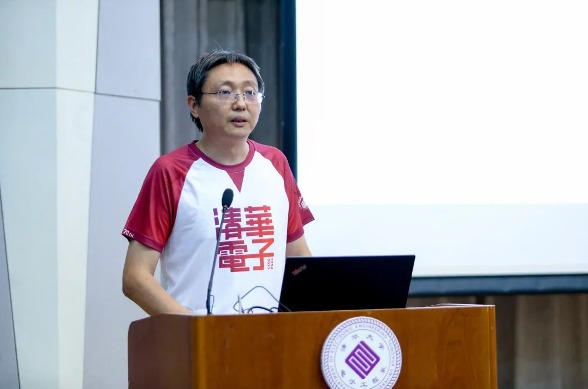 20230704-导师导员齐合力，共书育人新篇章——记辅导员们的师门故事-院系供图-电子系王劲涛老师.png
