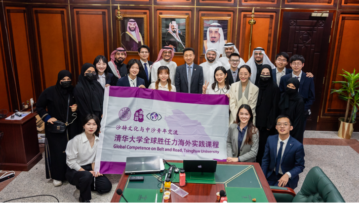 20230704-导师导员齐合力，共书育人新篇章——记辅导员们的师门故事-院系供图-胡钰带领学生海外实践.png