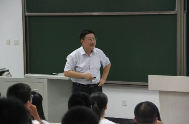20230704-导师导员齐合力，共书育人新篇章——记辅导员们的师门故事-院系供图-李政与学生们互动.png