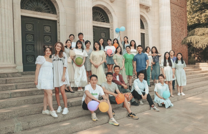 20230704-导师导员齐合力，共书育人新篇章——记辅导员们的师门故事-院系供图-胡钰老师师门合影.png