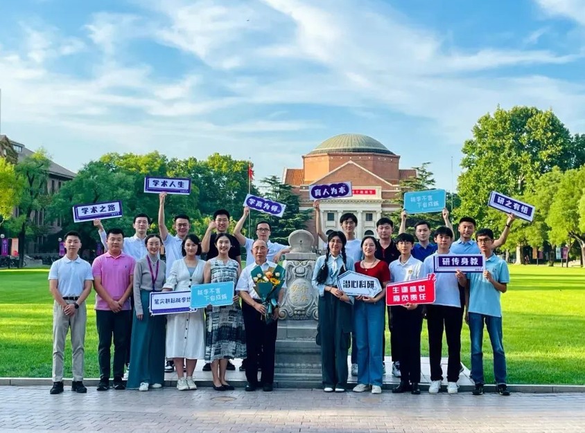 20230704-导师导员齐合力，共书育人新篇章——记辅导员们的师门故事-院系供图-肖贵清老师师门合影.png